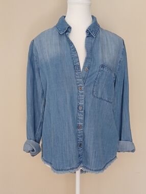 Anthropologie Cloth & Stone Chambray Button Down Shirt Size Small